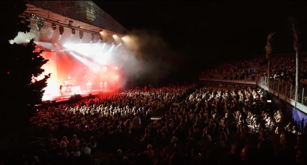 Gran concert de música multitudinari a l'aire lliure de nit per al servei de barres ràpides i lloguer de màquines de combinats Quicktail.