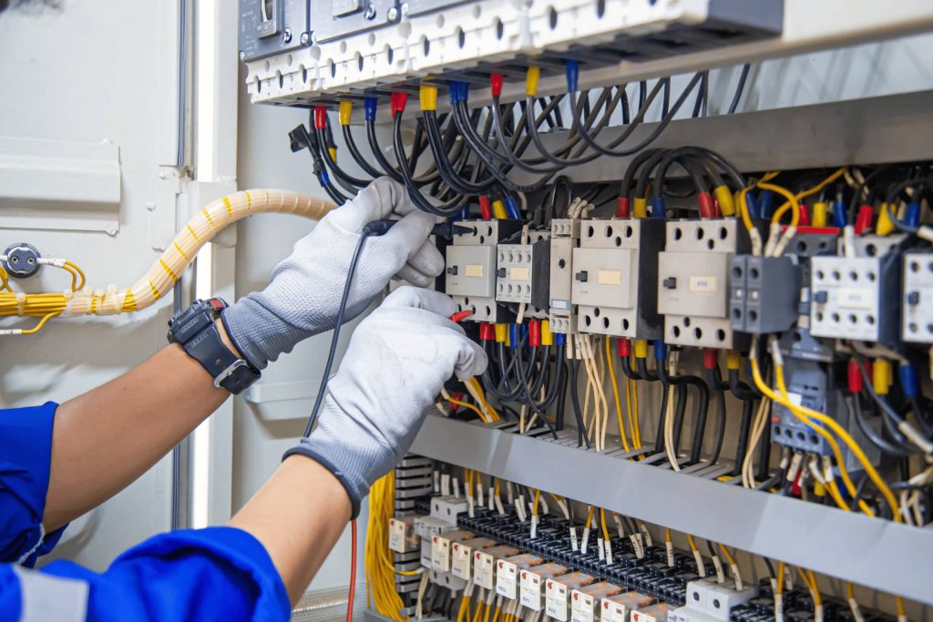 Aquesta imatge representa el nostre servei d’assistència tècnica especialitzada. Mostra un tècnic realitzant tasques de manteniment i reparació en una de les nostres màquines de còctels, reflectint el compromís de l’empresa amb la qualitat, la fiabilitat i l’atenció continuada als nostres clients. El fet que no se li vegi el rostre centra l’atenció en la professionalitat, l’experiència tècnica i la dedicació al correcte funcionament dels equips.