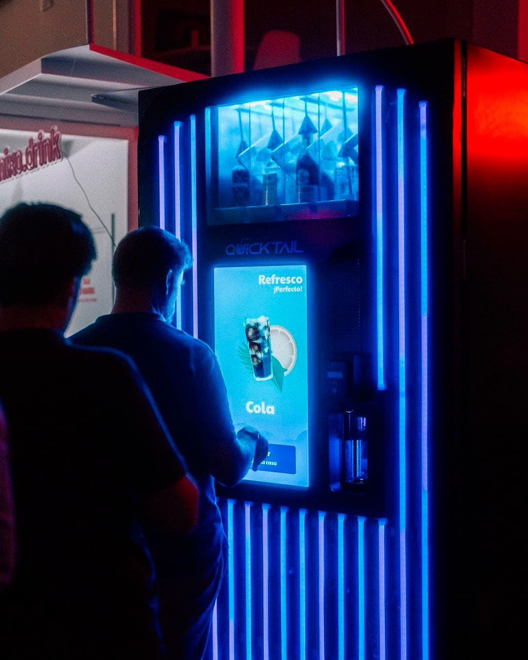Experiència innovadora i fàcil d’utilitzar. La nostra màquina de còctels permet als usuaris seleccionar i gaudir de les seves begudes preferides de manera ràpida, còmoda i autònoma, aportant valor i dinamisme a qualsevol esdeveniment o establiment.